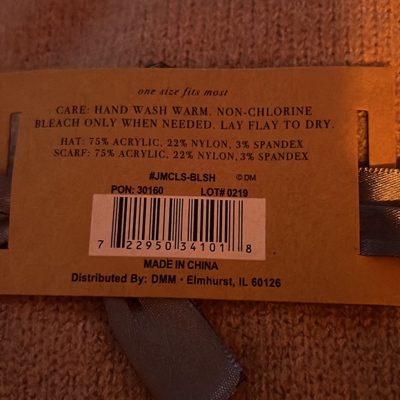 Hat with matching scarf - Picture 4 of 4